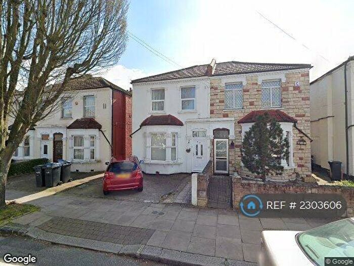 2 Bedroom Flat To Rent In Goring Road, London, N11