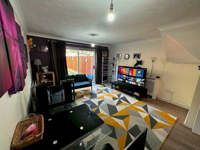 2 Bedroom House To Rent In Heathside Close, Ilford, IG2