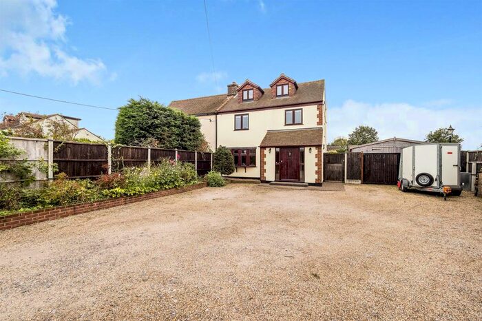 4 Bedroom Semi-Detached House For Sale In Warwick Lane, Rainham RM13