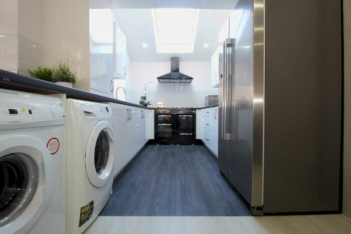 6 Bedroom House To Rent In Halsbury Road, L6