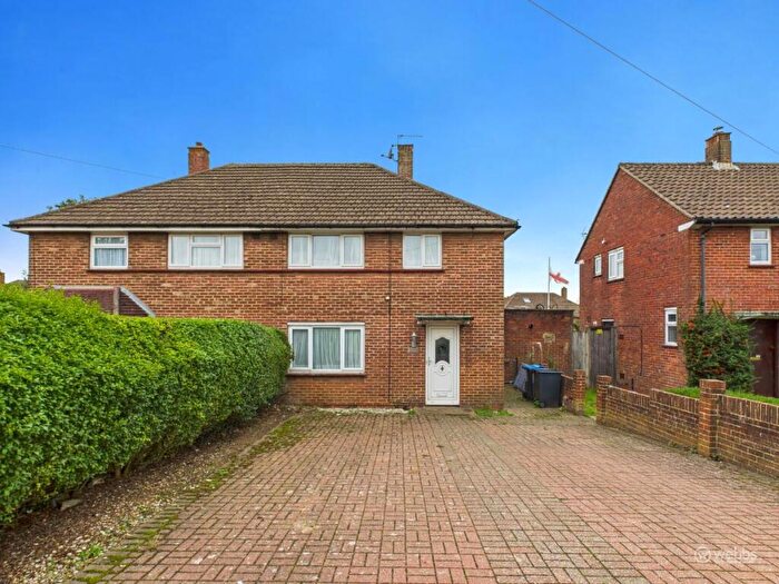 3 Bedroom Semi-Detached House For Sale In King Henrys Drive, Croydon, CR0