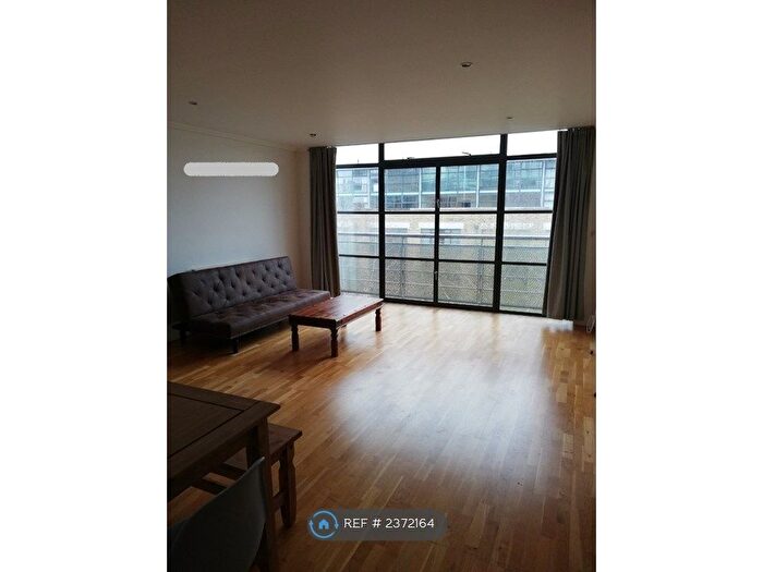 2 Bedroom Flat To Rent In Town Meadow, Brentford, TW8