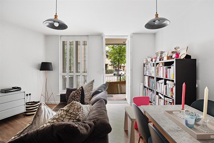 2 Bedroom Flat For Sale In Maypole Court, Bow, E3