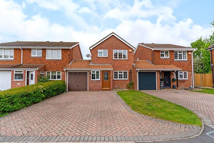 3 Bedroom Link Detached House For Sale In Woodside Gardens, Chineham, RG24