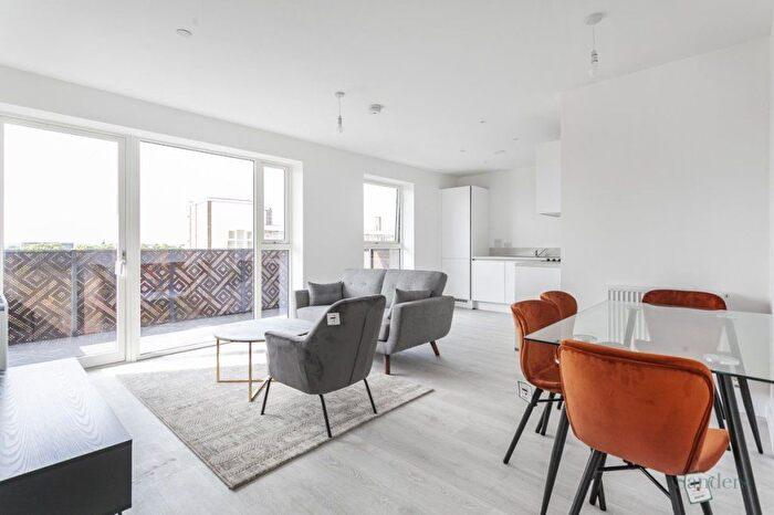 3 Bedroom Flat To Rent In East Acton Lane, London, W3