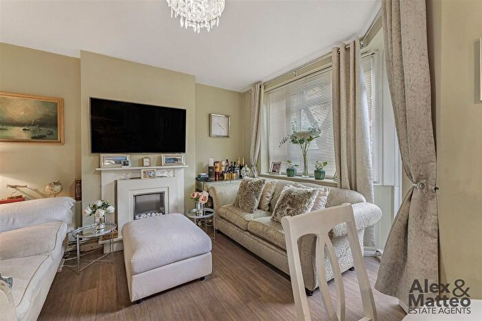 1 Bedroom Flat For Sale In Pynfold Estate, Bermondsey, SE16