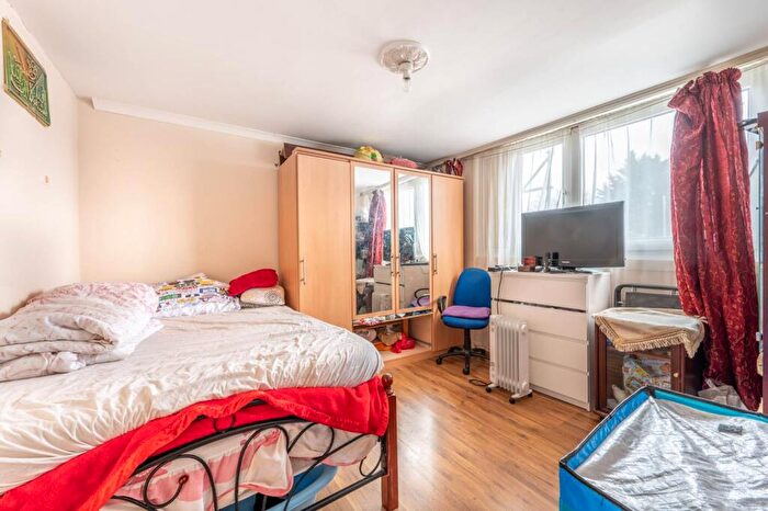 1 Bedroom Flat For Sale In Oman Avenue, Gladstone Park, London, NW2