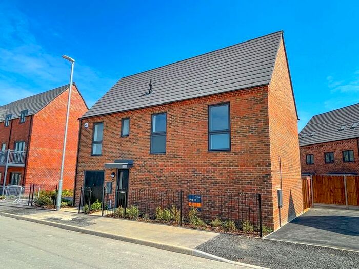 2 Bedroom Maisonette To Rent In Silver Birch Avenue, Houghton Regis, Dunstable, LU5