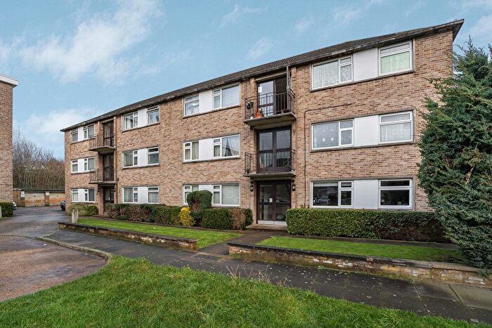 2 Bedroom Flat For Sale In Bridle Close, Enfield, EN3