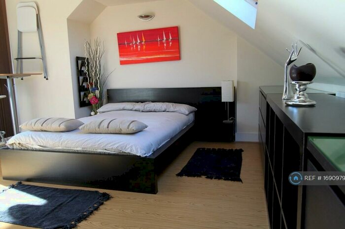 Studio To Rent In Croydon, Croydon, CR0