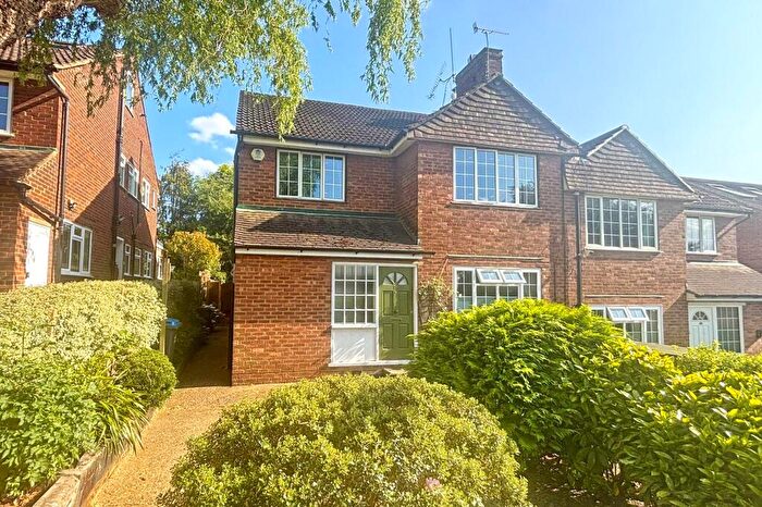 2 Bedroom Maisonette For Sale In Kelvedon Close, Kingston Upon Thames, KT2