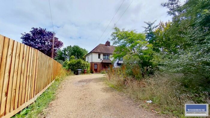 3 Bedroom Semi-Detached House For Sale In Great North Road, Brookmans Park, Hatfield, AL9