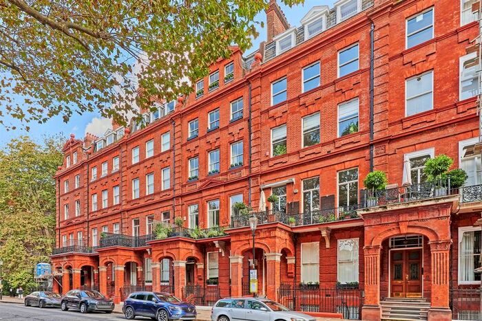 2 Bedroom Flat To Rent In Cadogan Square, London, SW1X