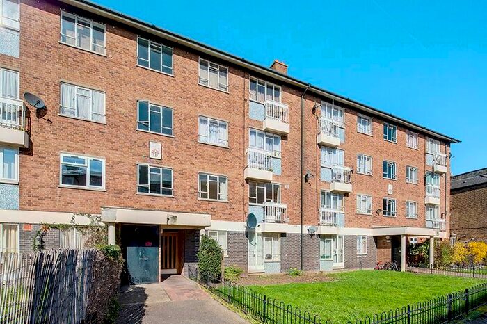 3 Bedroom Flat To Rent In Crewdson Road, London, SW9