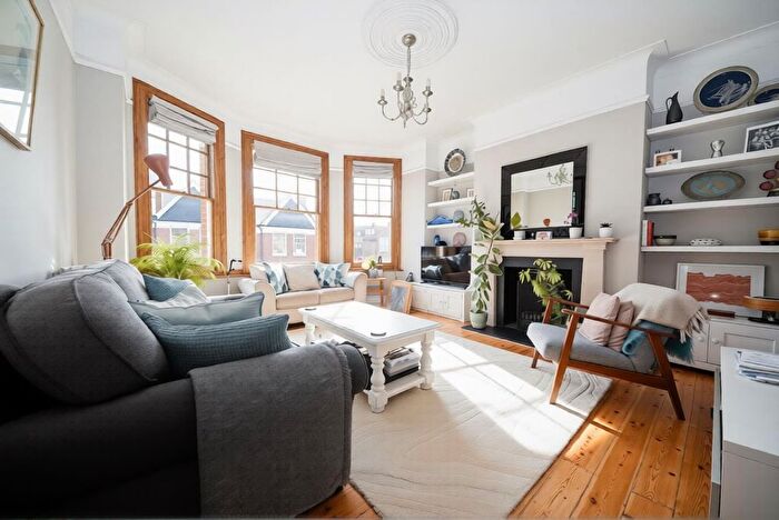 3 Bedroom Maisonette To Rent In Sedgemere Avenue, London, N2