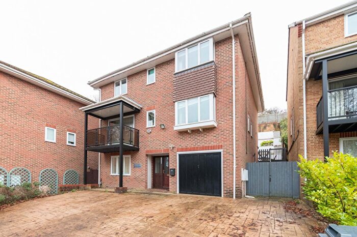 5 Bedroom Detached House To Rent In Reading, RG4