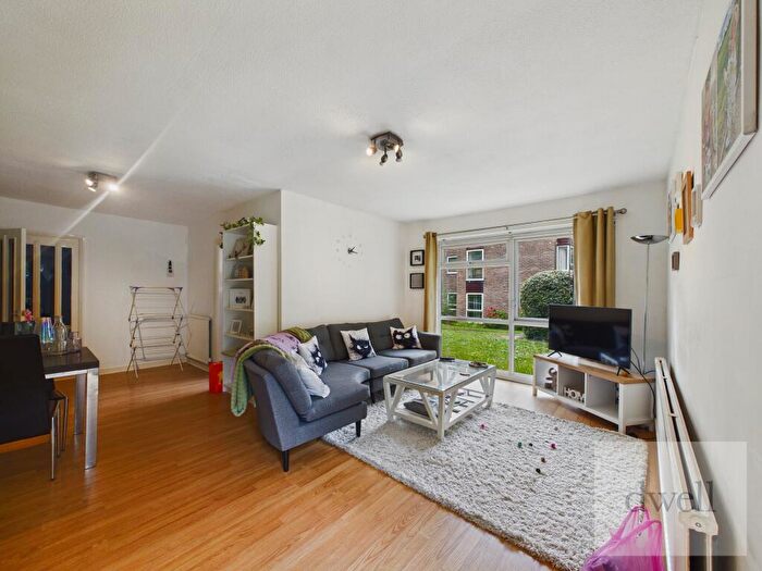 2 Bedroom Flat To Rent In Park Villa Court, Roundhay, Leeds, LS8