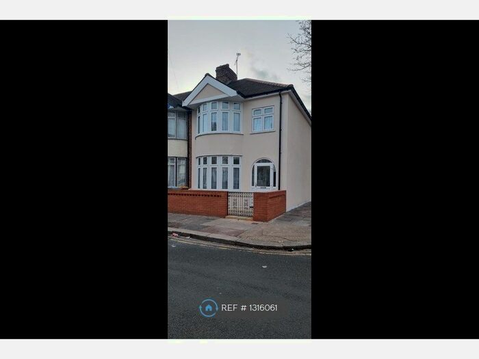 3 Bedroom End Of Terrace House To Rent In Ravenhill Road, London E13