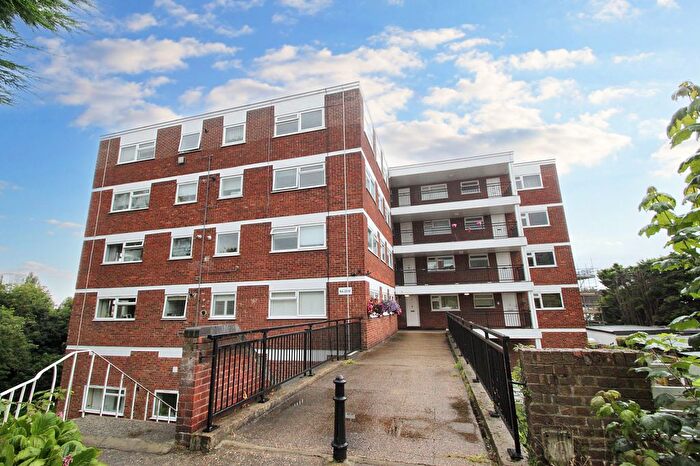 Studio To Rent In Lynwood Close, South Woodford, E18