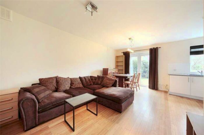 2 Bedroom Flat To Rent In Clapham Common Southside, Clapham, London, SW4