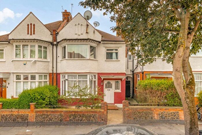2 Bedroom Flat For Sale In Oxgate Gardens, Cricklewood, NW2