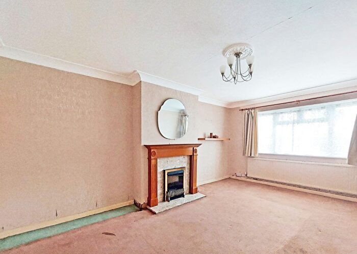 2 Bedroom Flat For Sale In Cunningham Park, Harrow, HA1