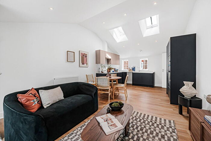 2 Bedroom Flat To Rent In Church Street, Reigate, RH2