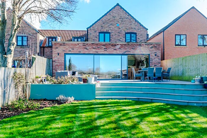 4 Bedroom Link Detached House For Sale In Barn Elms, Camblesforth, North Yorkshire, YO8