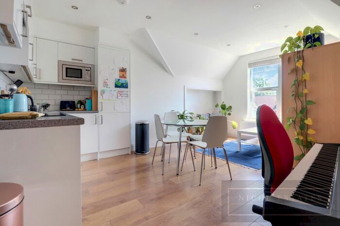 2 Bedroom Flat To Rent In High Road, London, N20