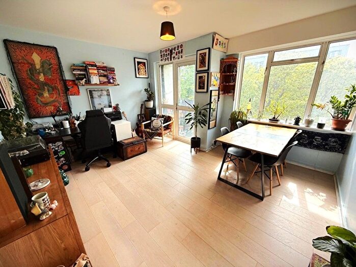 3 Bedroom Flat To Rent In Shoot Up Hill, London, NW2