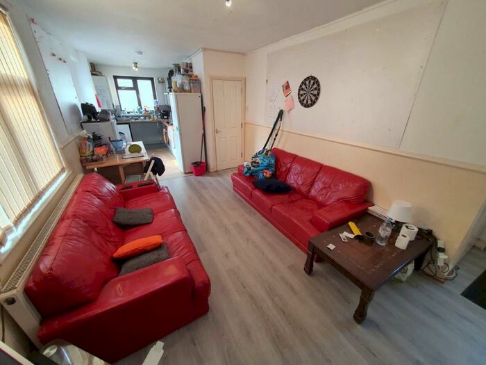 4 Bedroom Flat To Rent In Thesiger Street, Cathays, CF24