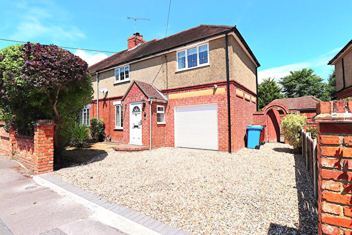 3 Bedroom Semi-Detached House For Sale In Cold Harbour Lane, Farnborough, GU14