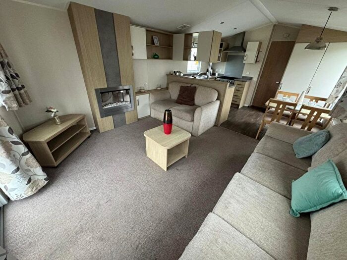 3 Bedroom Mobile/park Home For Sale In Beach Road, St. Osyth, Clacton-On-Sea, CO16