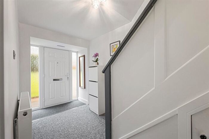 3 Bedroom Semi-Detached House For Sale In Woodview Close, Wingerworth, Chesterfield, S42