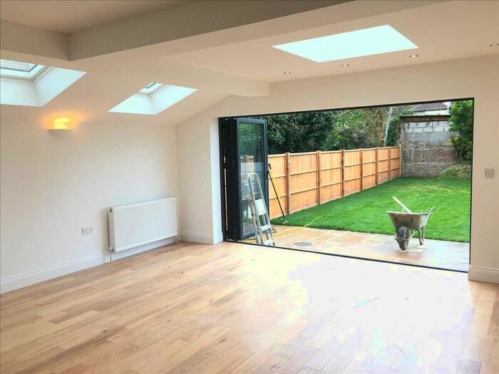 2 Bedroom Flat To Rent In Forest Drive, Garden Flat, Manor Park, E12