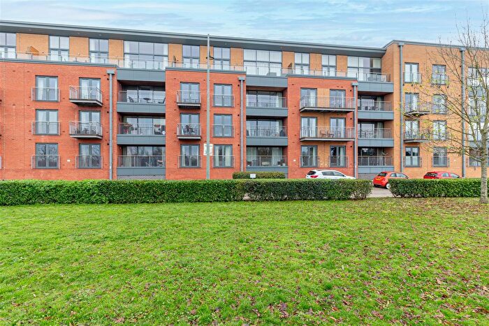 2 Bedroom Flat For Sale In Basin Road, Worcester, WR5