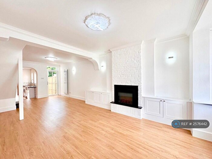 3 Bedroom Terraced House To Rent In Pinewood Close, Gerrards Cross, SL9