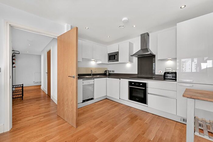 3 Bedroom Flat To Rent In Victoria Parade, Greenwich, SE10