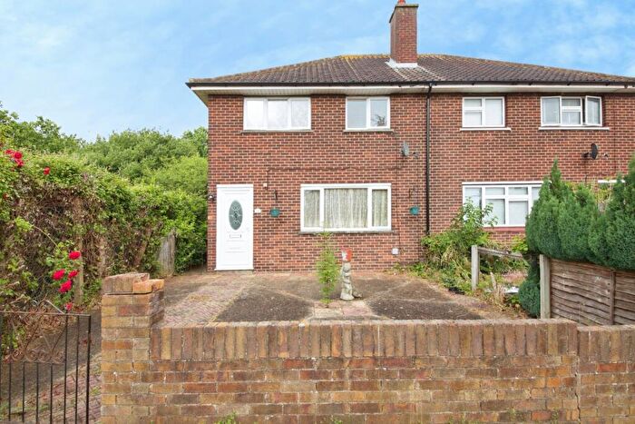 3 Bedroom Semi Detached House For Sale In Dyers Way, Romford, RM3