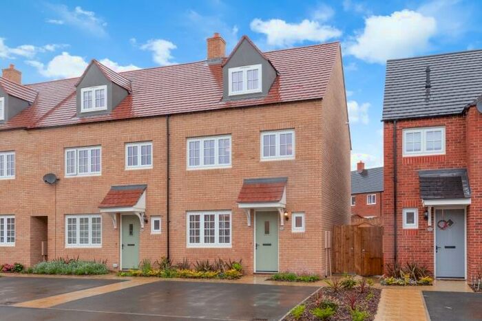 4 Bedroom Semi-Detached House To Rent In Tyrrell Road, Banbury, OX16