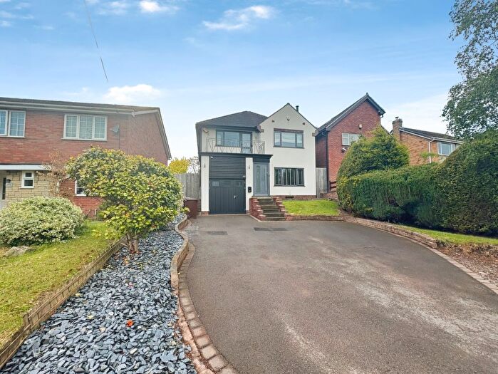 4 Bedroom Detached House For Sale In Stourbridge Road, Catshill, Bromsgrove, B61
