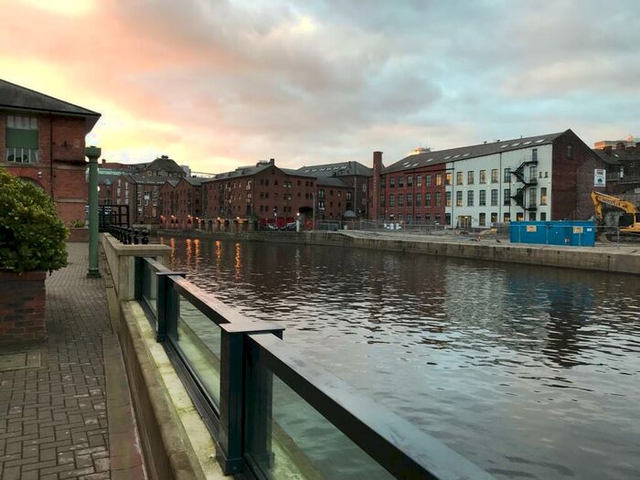 2 Bedroom Apartment To Rent In Aire House Navigation Walk City Centre, LS10