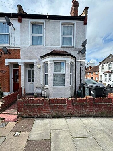 2 Bedroom Flat For Sale In Cecil Road, Hounslow, TW3