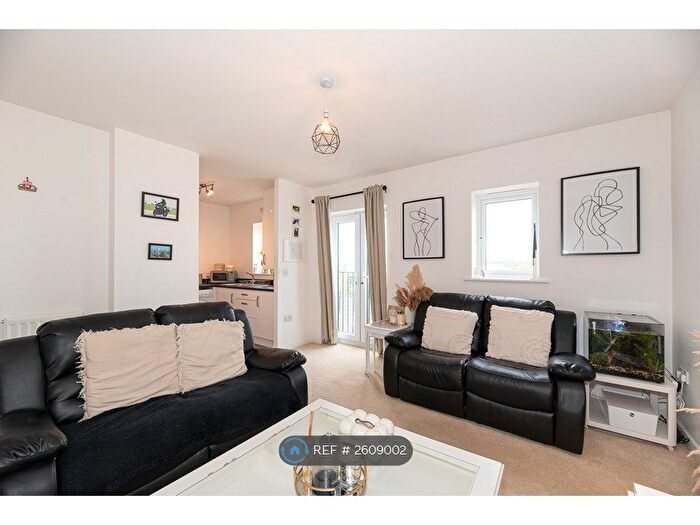2 Bedroom Flat To Rent In Warwick Crescent, Basildon, SS15