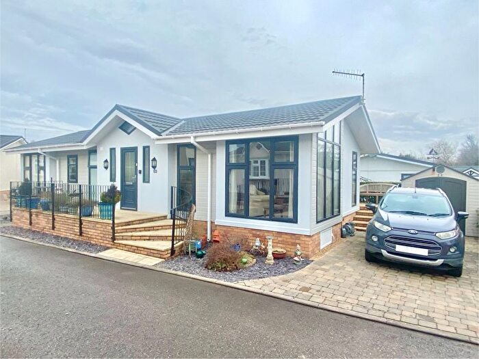 2 Bedroom Mobile/park Home For Sale In Southwick Road, North Boarhunt, Fareham, PO17