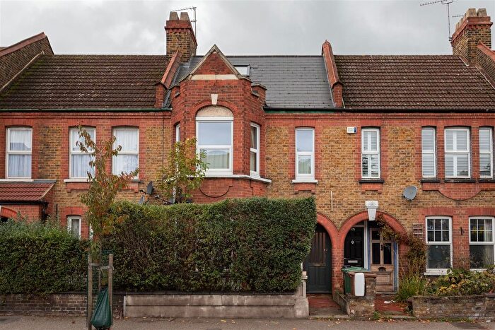 2 Bedroom Maisonette For Sale In Chingford Road, Walthamstow, E17
