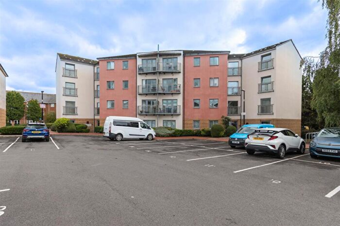 1 Bedroom Apartment For Sale In Rhodfa'r Gwagenni, Barry, CF63