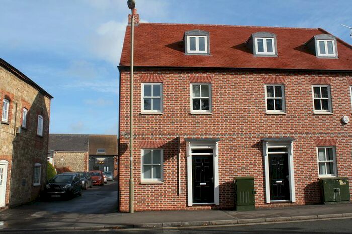 2 Bedroom Flat To Rent In Whitehound, Thame, OX9