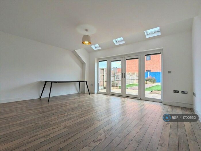 5 Bedroom Semi-Detached House To Rent In Lower Vickers Street, Manchester, M40