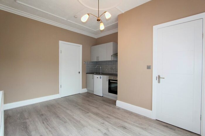 Studio To Rent In Hallswelle Road, London, NW11